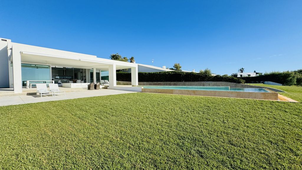 La exclusiva villa posee un amplio jardín