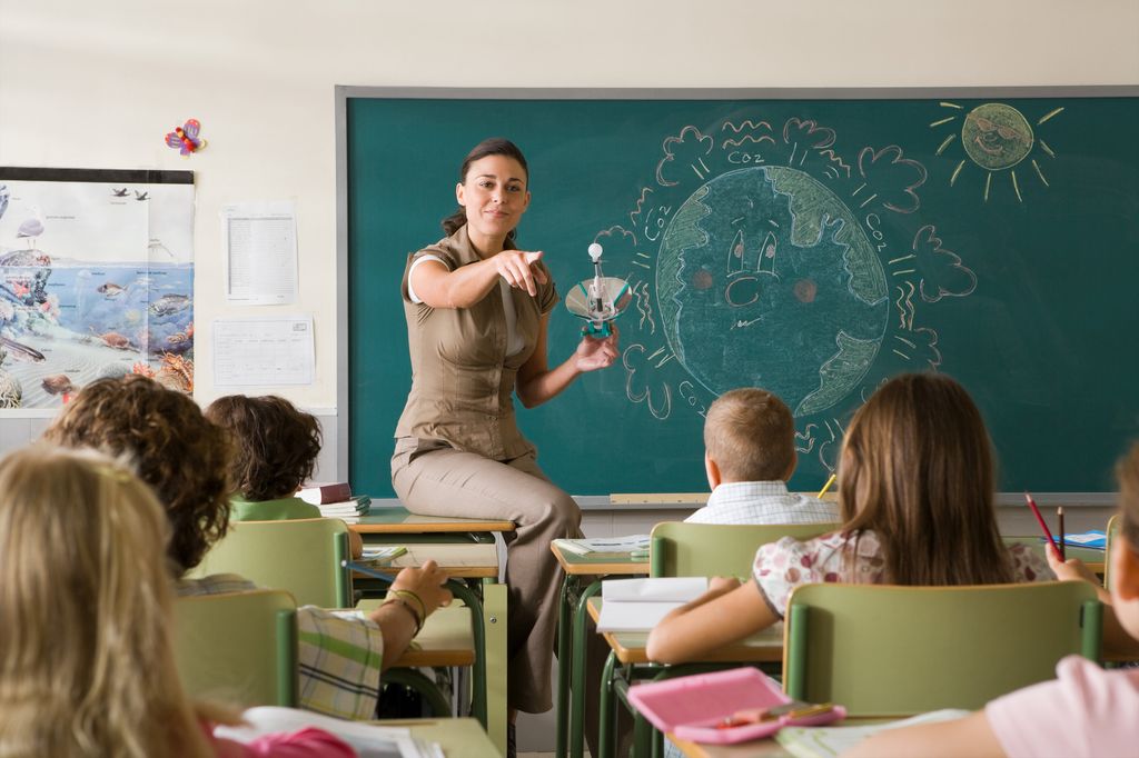 Profesora en un aula dando clase
