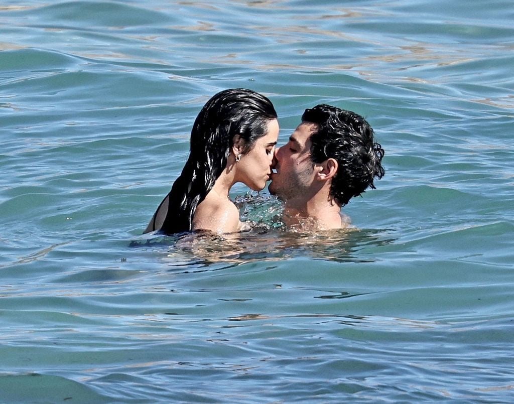 Camila Cabello y Henry Junior se dejaron consentir por las olas del mar 