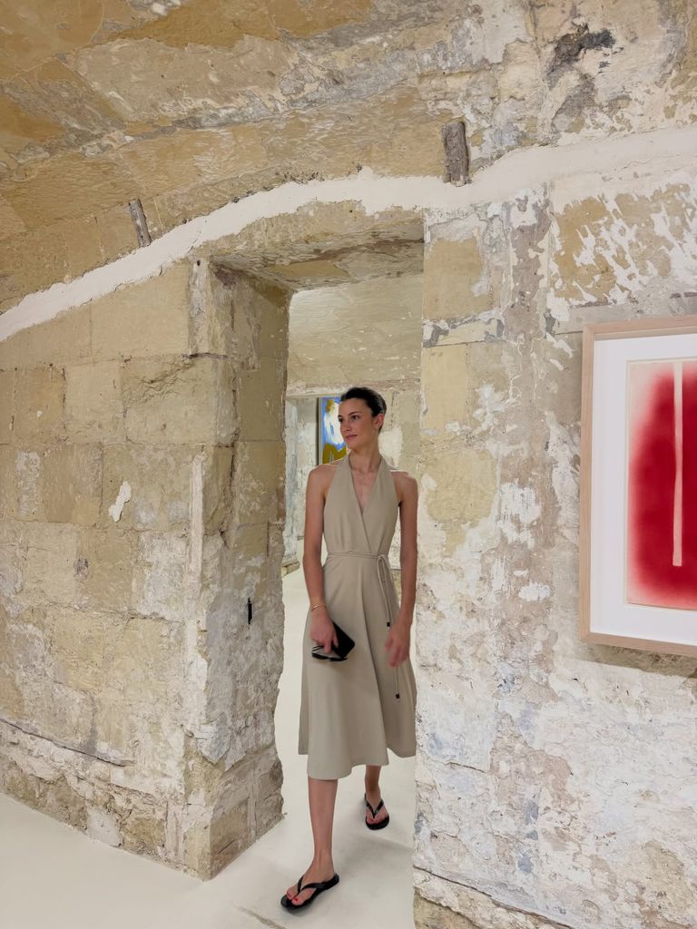 Martina Figo Svedin con vestidos minimalistas en su escapada para una boda en Menorca, 2026.