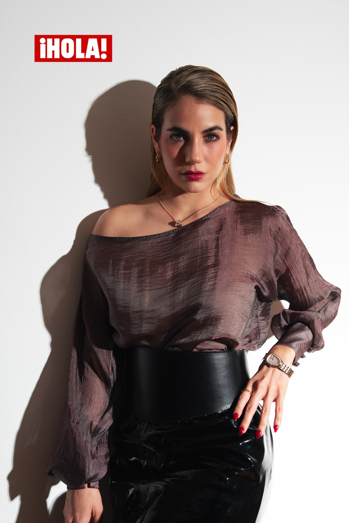 Fotografía: César Larenaudie @cesarlarenaudie | Estilismo: Chiara Primatesta @cprimatesta | Maquillaje y Peluquería: Alexis Rodríguez @aleromua | Falda: Homera | Blusa: Musa Motional | Cinturón: Ruedo | Joyería: reloj y collar Bvlgari Serpenti | Anillos: B.Zerol