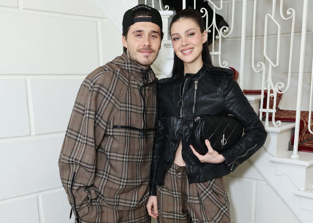 Brooklyn Beckham y Nicola Peltz en el desfile de Burberry en Londres