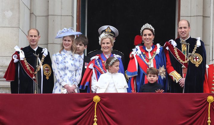 El príncipe Eduardo con el príncipe de Gales en la coronación de Carlos III