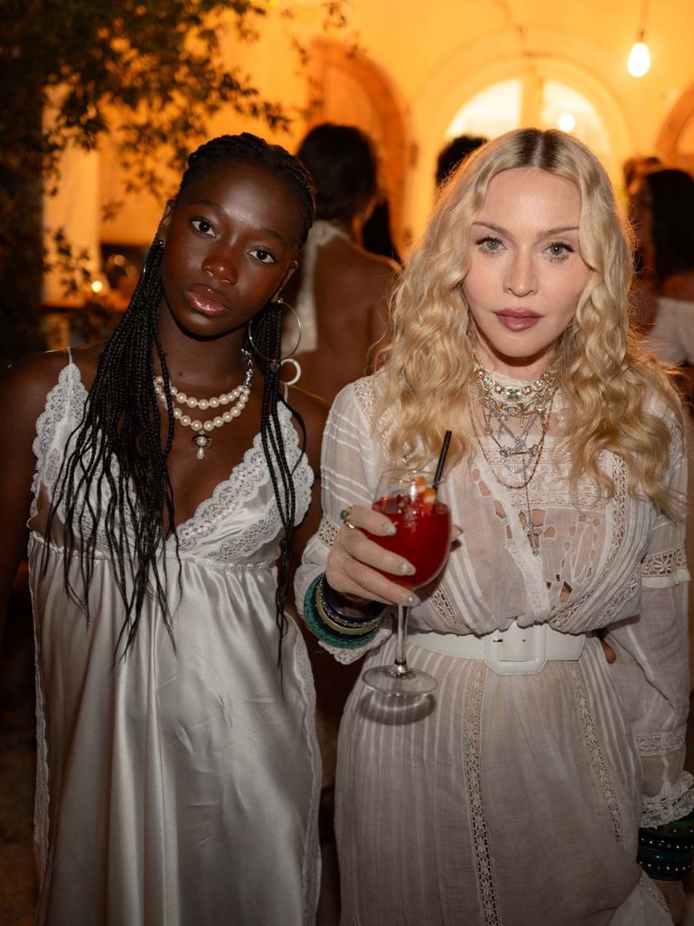 Madonna junto a Stella, una de las mellizas que adoptó en Malawi.