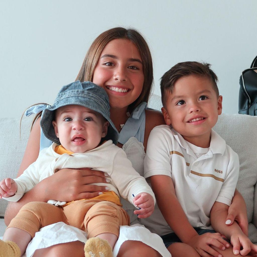 Salomé, hija de Daniela Ospina y James Rodríguez, con sus hermanos Lorenzo y Samuel