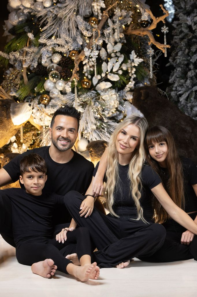 Agueda Lopez y Luis Fonsi felicitan a sus hijos