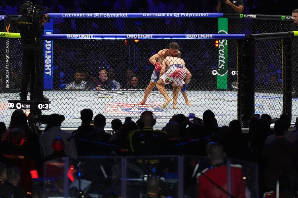 Ilia Topuria y Justin Gaethje compitiendo por el título de peso ligero UFC