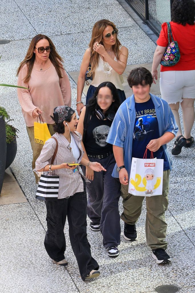 Jennifer Lopez fue fotografiada con su hijo Emme Muñiz y algunos amigos en un centro comercial de Los Ángeles.