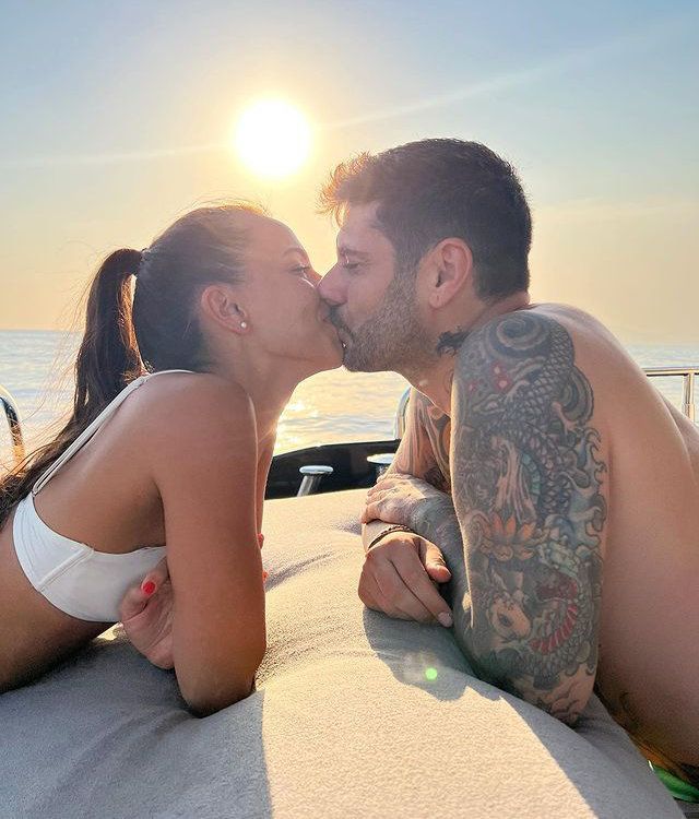 Melendi y su mujer dándose un beso 
