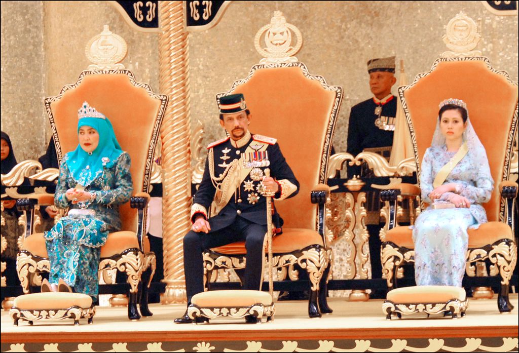 El sultán de Brunei en 2006, con motivo de su 60 cumpleaños con sus dos mujeres. Azrinaz Mazhar (d) es la madre de la princesa Ameerah