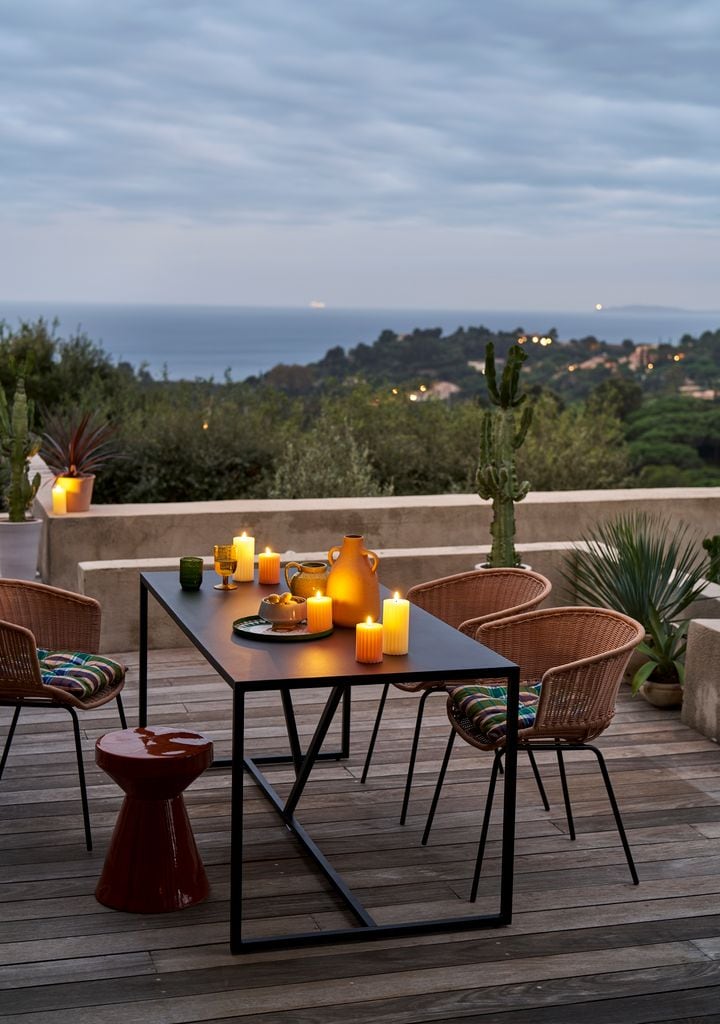 Mesa de comedor con velas