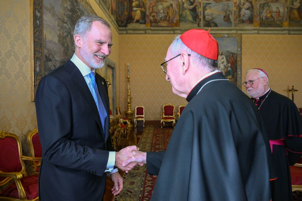 Don Felipe saluda al secretario de Estado, cardenal Pietro Parolin