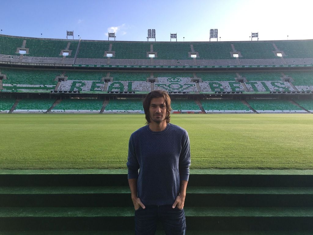 El cantante Hugo Salazar en el estadio Benito Villamarín 