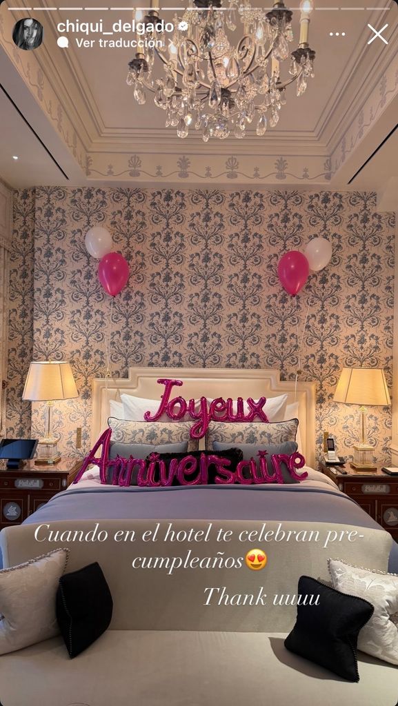 Los trabajadores del hotel se adelantaron a celebrar el cumpleaños de 'Chiqui' Delgado. 