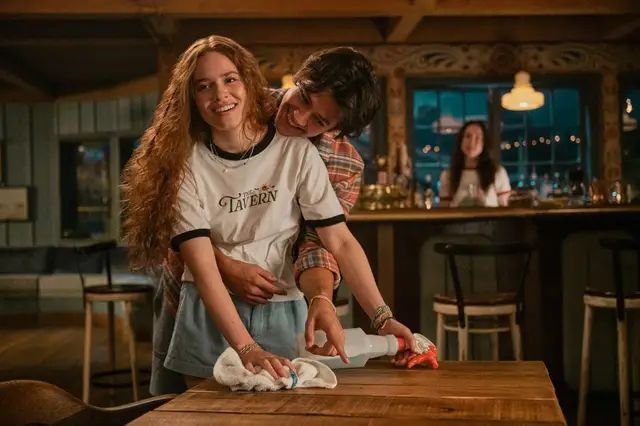 La serie narra seis veranos y una semana e la relación e Percy y Sam