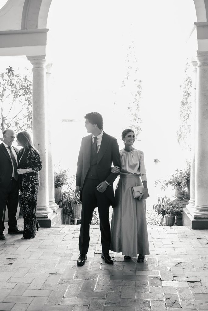 Madrina de boda en Sevilla con conjunto de Antonio García