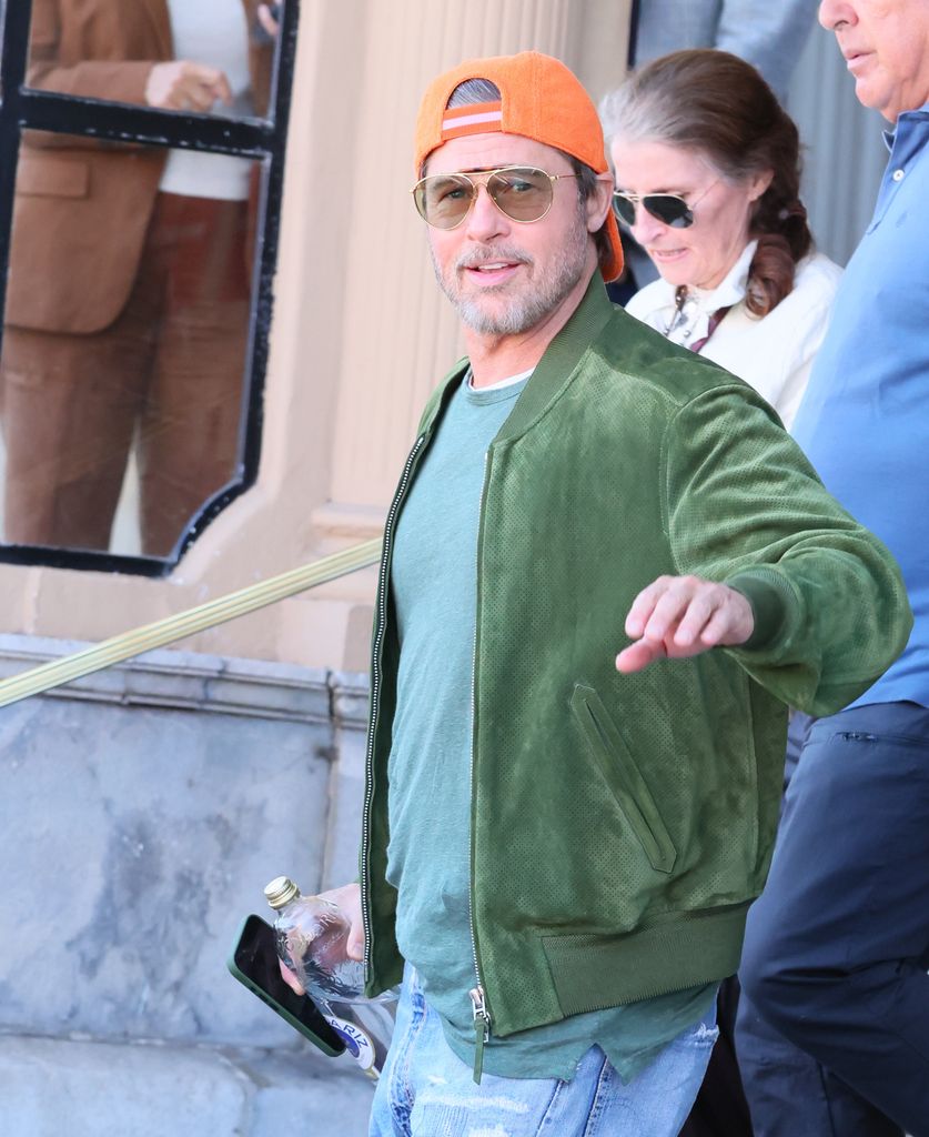 Brad Pitt sale de su hotel María Cristina en San Sebastián