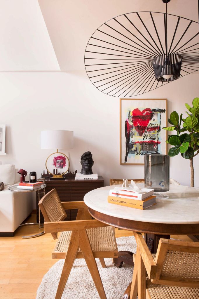 Comedor con mesa redonda. 