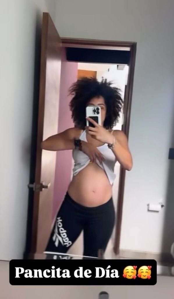 Brenda Kellerman presume su pancita