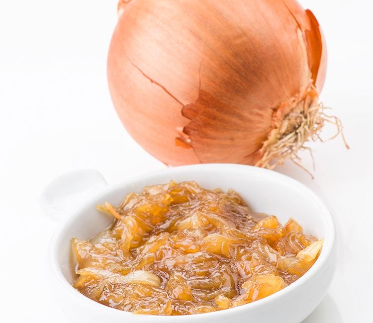 Cebolla entera y cuenco de cebolla caramelizada 