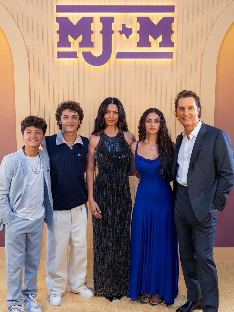 Matthew McConaughey y Camila Alves con sus tres hijos en la gala benéfica de su fundación 