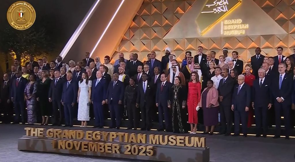 Todos los dirigentes que han acudido a la inauguración del museo, entre ellos, el presidente del Portugal , Marcelo Rebelo de Sousa, a su lado Mary de Dinamarca, detrás el Gran Duque de Luxemburgo, al lado de este el príncipe heredero de Omán. Después, ya en la derecha, al lado de la primera dama de Egipto, la reina Rania de Jordania, el rey Felipe de Bélgica y Felipe VI. 