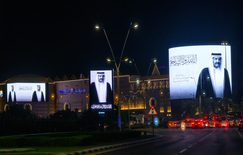Retratos del exemir Hamad bin Khalifa Al Thani por las calles de Doha