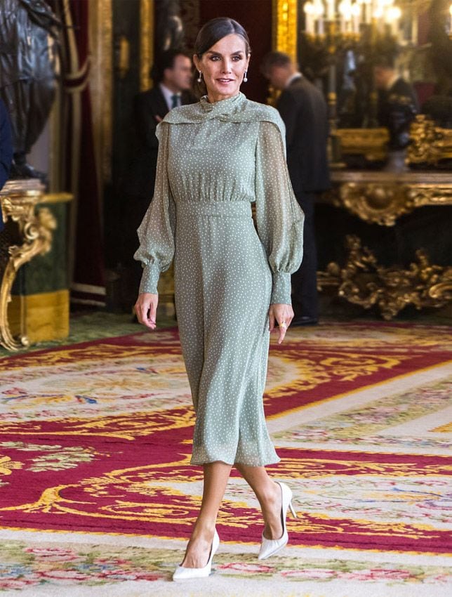 La reina Letizia estrena un vestido español de tejido reciclado para celebrar la Fiesta Nacional 2023