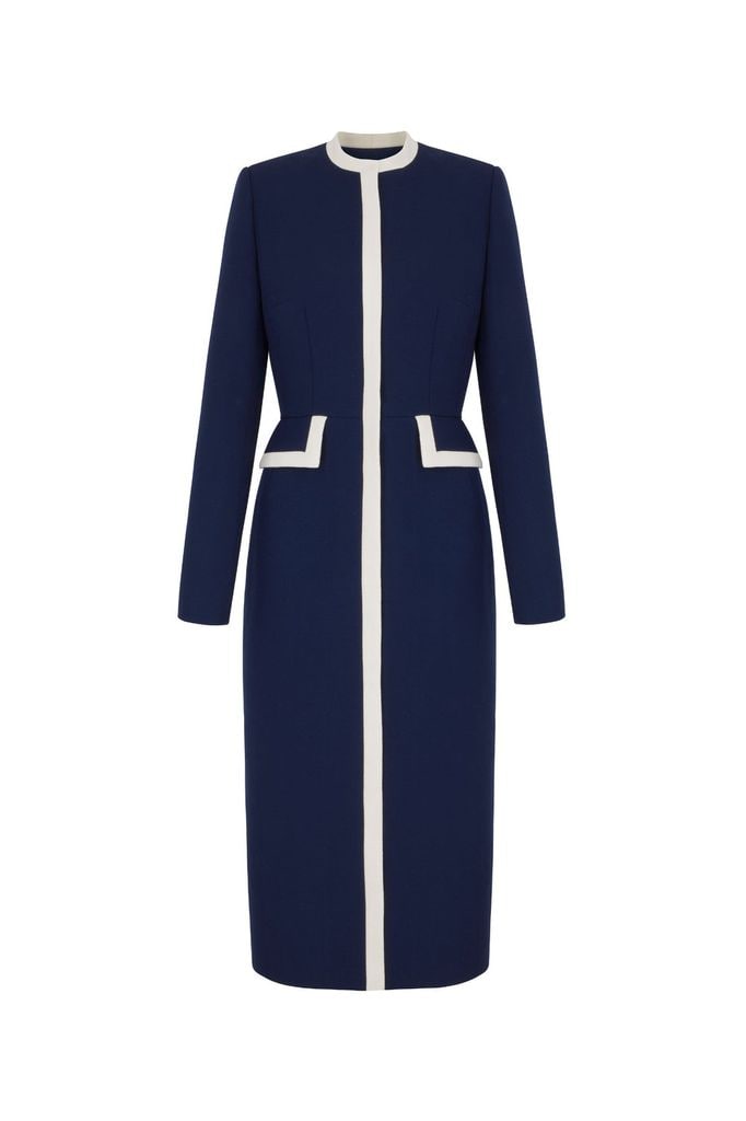 Simple Coat Dress Navy, de Suzannah London (2210 euros).