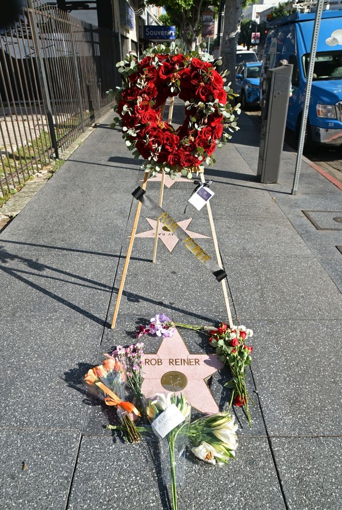 Algunos fans del director han dejado ofrendas de flores en su estrella en el Paseo de la Fama en Hollywood, a manera de homenaje.