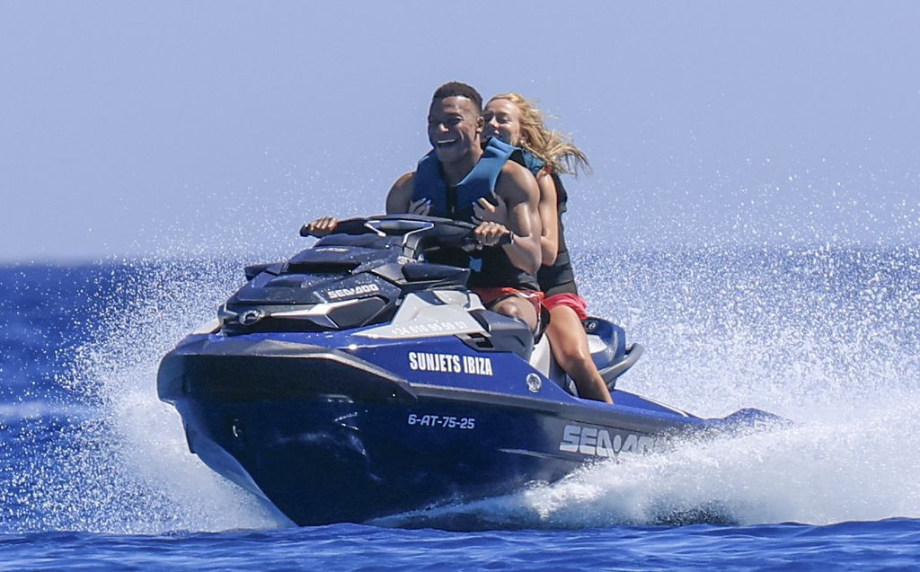 Kylian Mbappé y Ester Expósito se divirtieron paseando enmoto acuática.