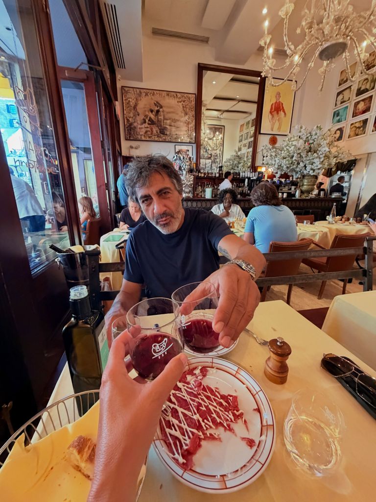De cita en el famosísimo Cipriani Dowtown, disfrutando del icónico Carpaccio de ternera