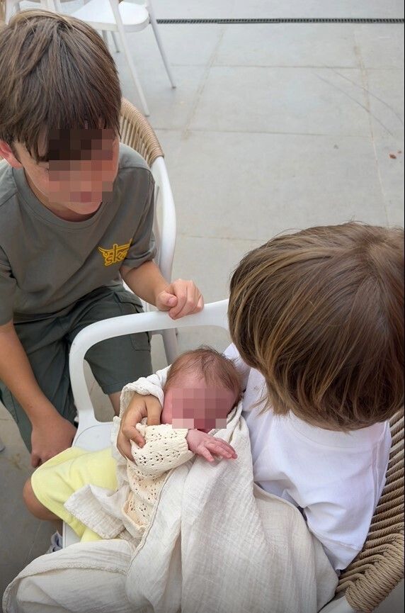 Hugo, abrazando a Covadonga, que tiene apenas unos días de vida
