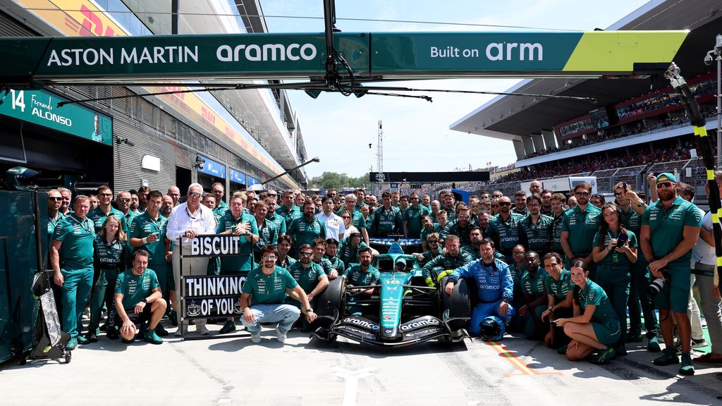 Todo el equipo de Aston Martin F1 en el Gran Premio de Hungría apoyando a Mick Fern