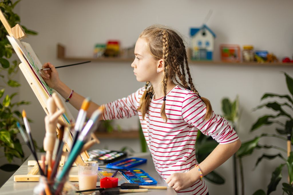 Adolescente pintando al óleo