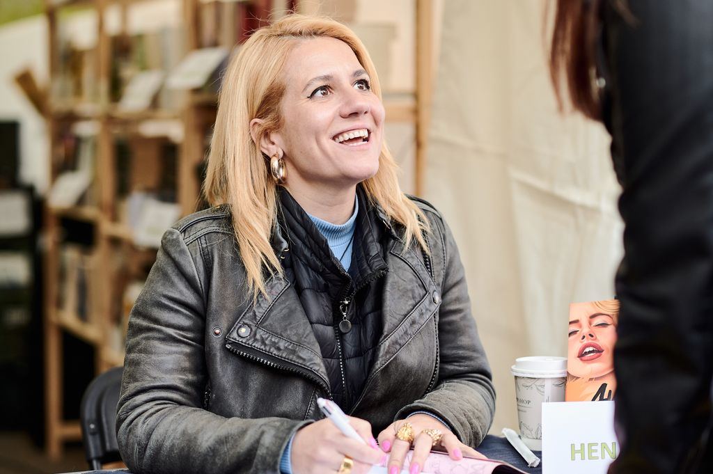 Henar en la Feria del Libro firmando 'Ansia'