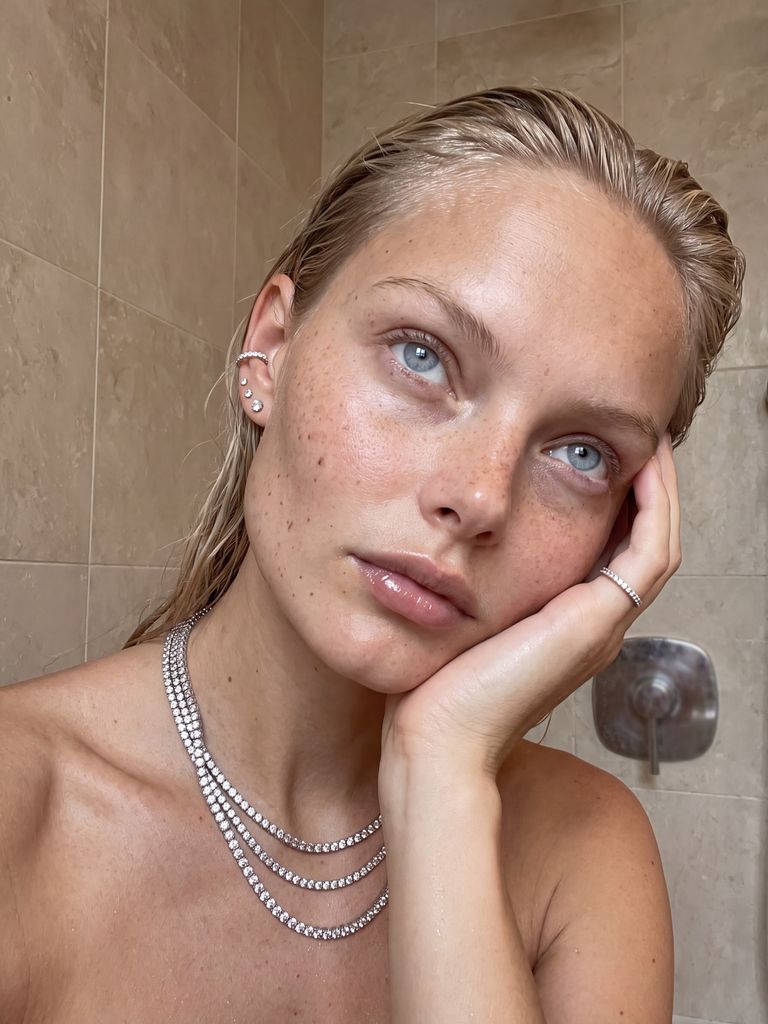 Primer plano de la modelo Elsa Hansen con collar plateado y pelo peinado hacia atrás