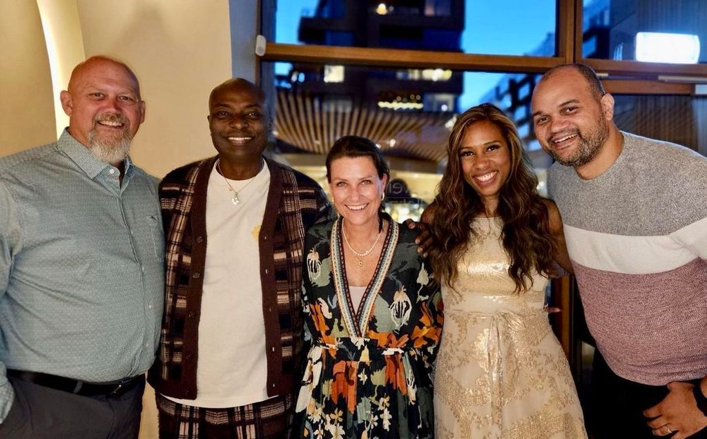 Marta Luisa de Noruega y Durek Verrett con familiares