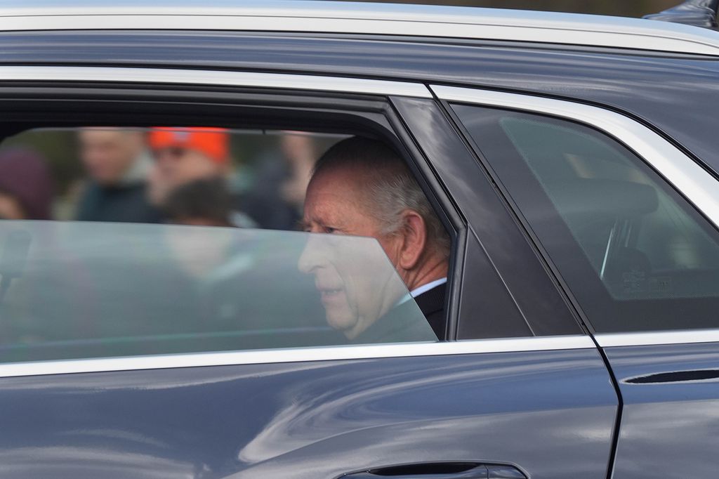 Imagen del rey Carlos saliendo del hospital en coche