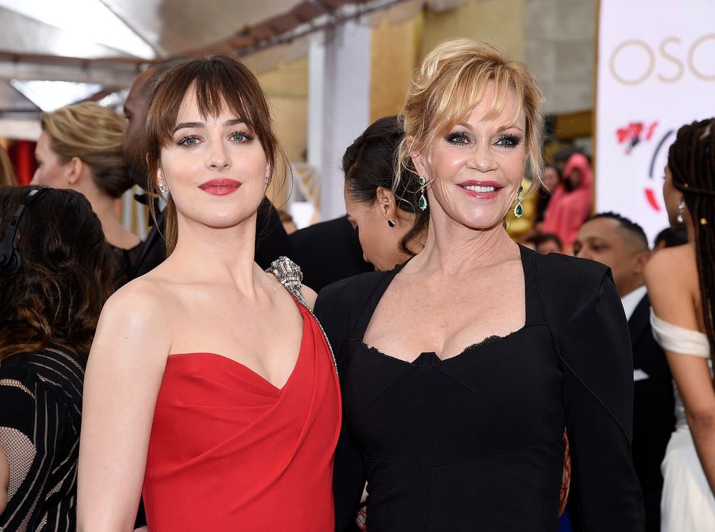 Dakota Johnson posa orgullosa con su madre, Melanie Griffith, en 2015