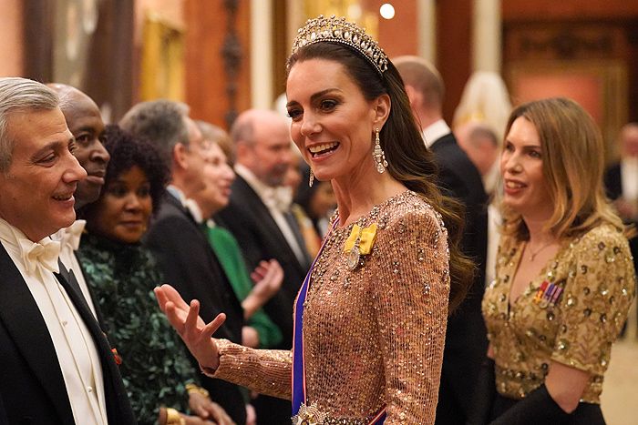 La esposa del príncipe Guillermo hablando en la recepción con el cuerpo diplomático