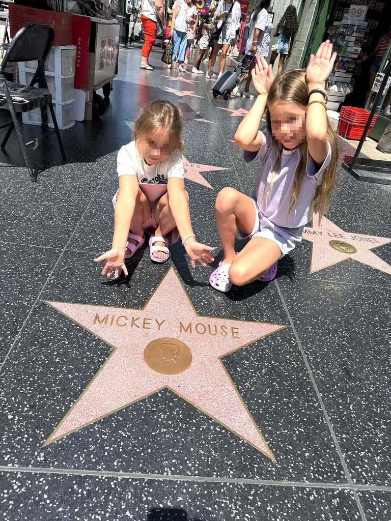 Las hijas de Carla Pereyra con la estrella de Mickey Mouse en el paseo de la fama de Hollywood