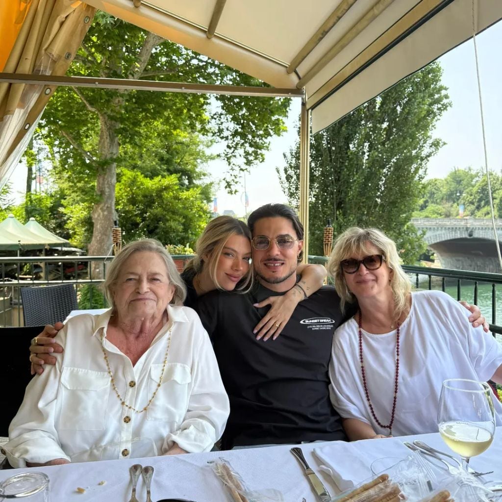 Alejandra Rubio con Carlo Costanzia y su familia