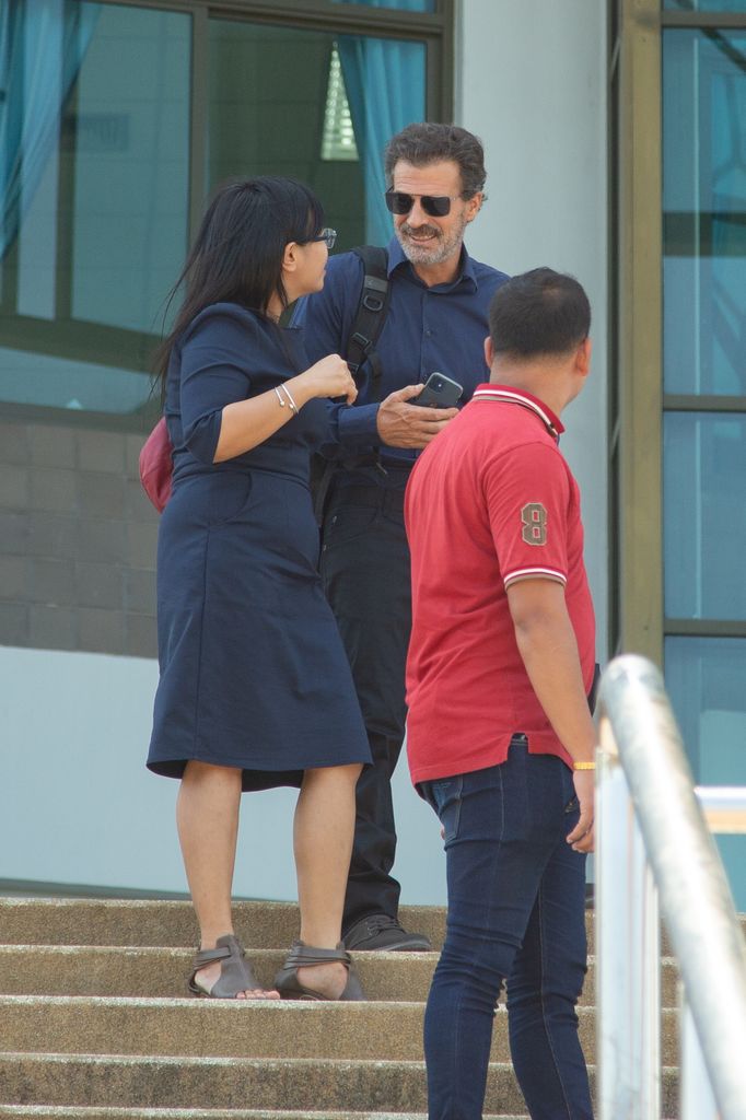 Rodolfo Sancho junto a Alice, la persona de confianza de la familia en Tailandia que les ha prestado asistencia durante el proceso judicial de Daniel Sancho
