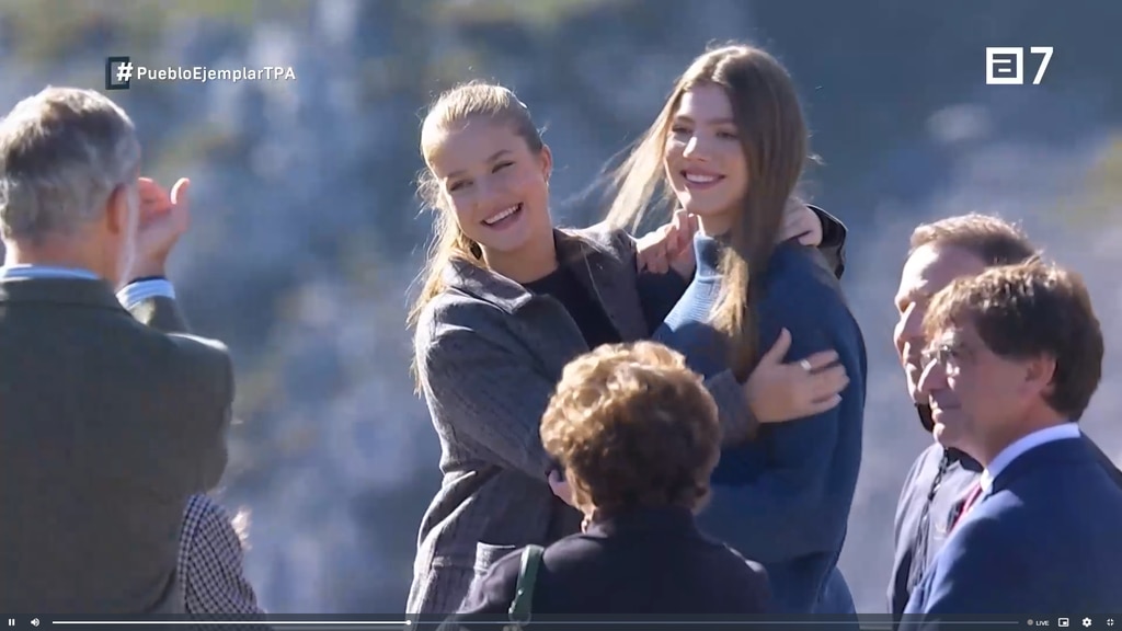 Primer plano de la Princesa Leonor y la Infanta Sofía riéndose abrazadas en Sotres