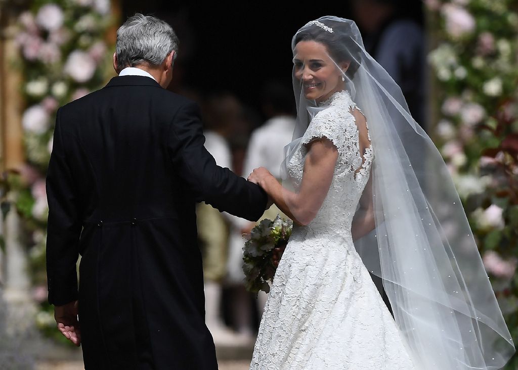 Pippa, con su padre, Michael Middleton, a su llegada a la iglesia de St Mark's en Englefield