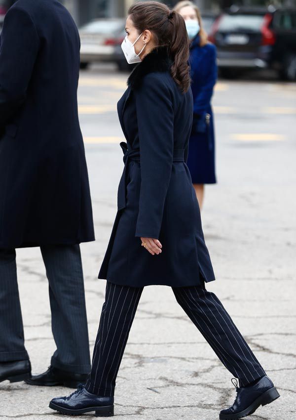 Doña Letizia con abrigo cruzado