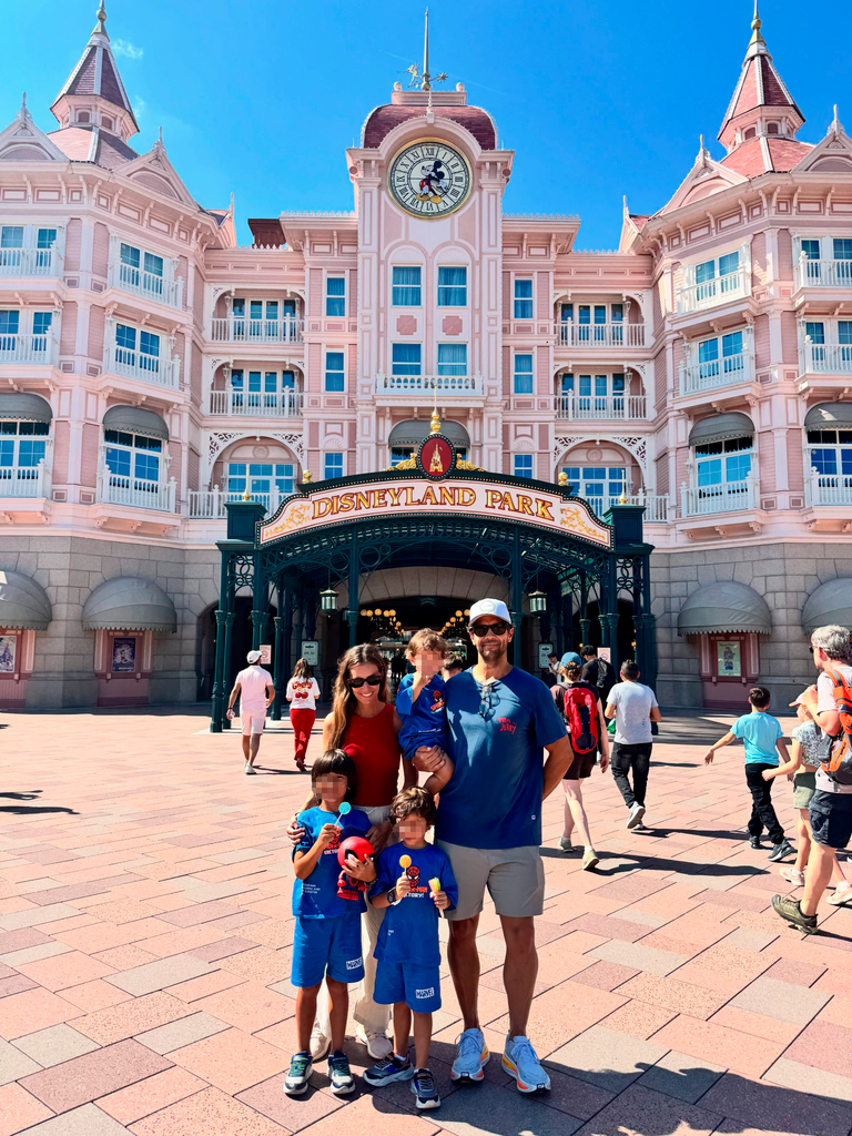 Ana y Fernando con sus hijos mayores, vestidos de Spider-Man