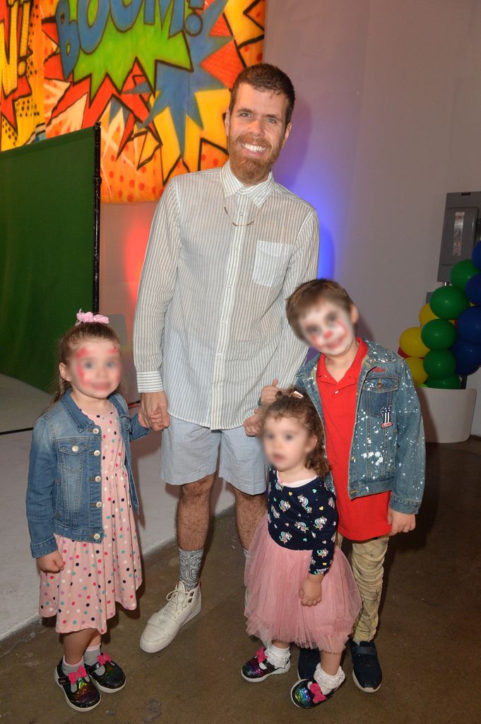 El bloguero Perez Hilton con sus tres hijos: Mayte, Mia y Armando, en una foto tomada en 2019.