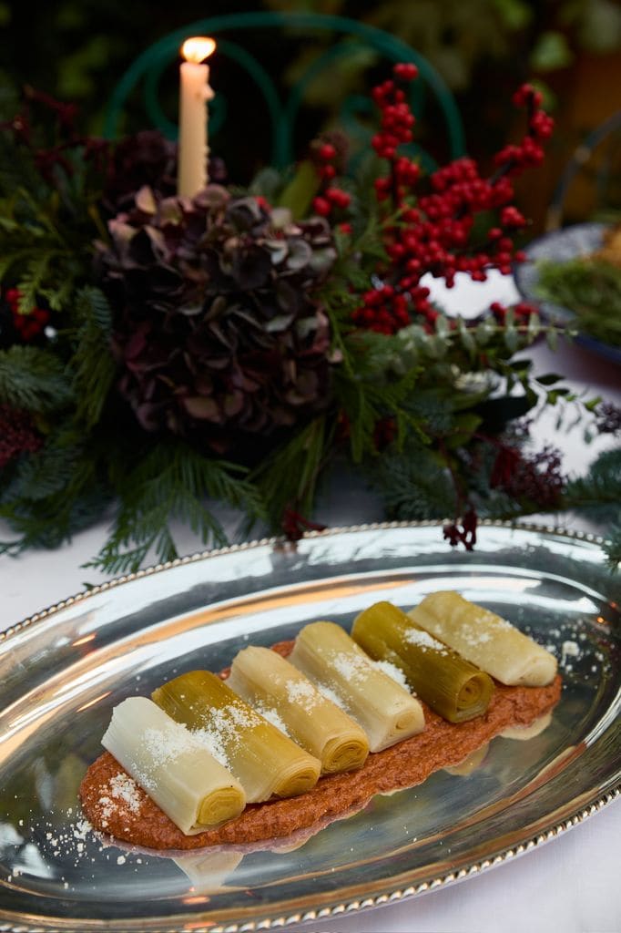 Puerros confitados con romesco de tomate seco y orégano